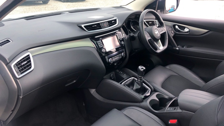 Nissan Qashqai 1.6 DiG-T Tekna [Glass Roof pack] 5dr Petrol Hatchback